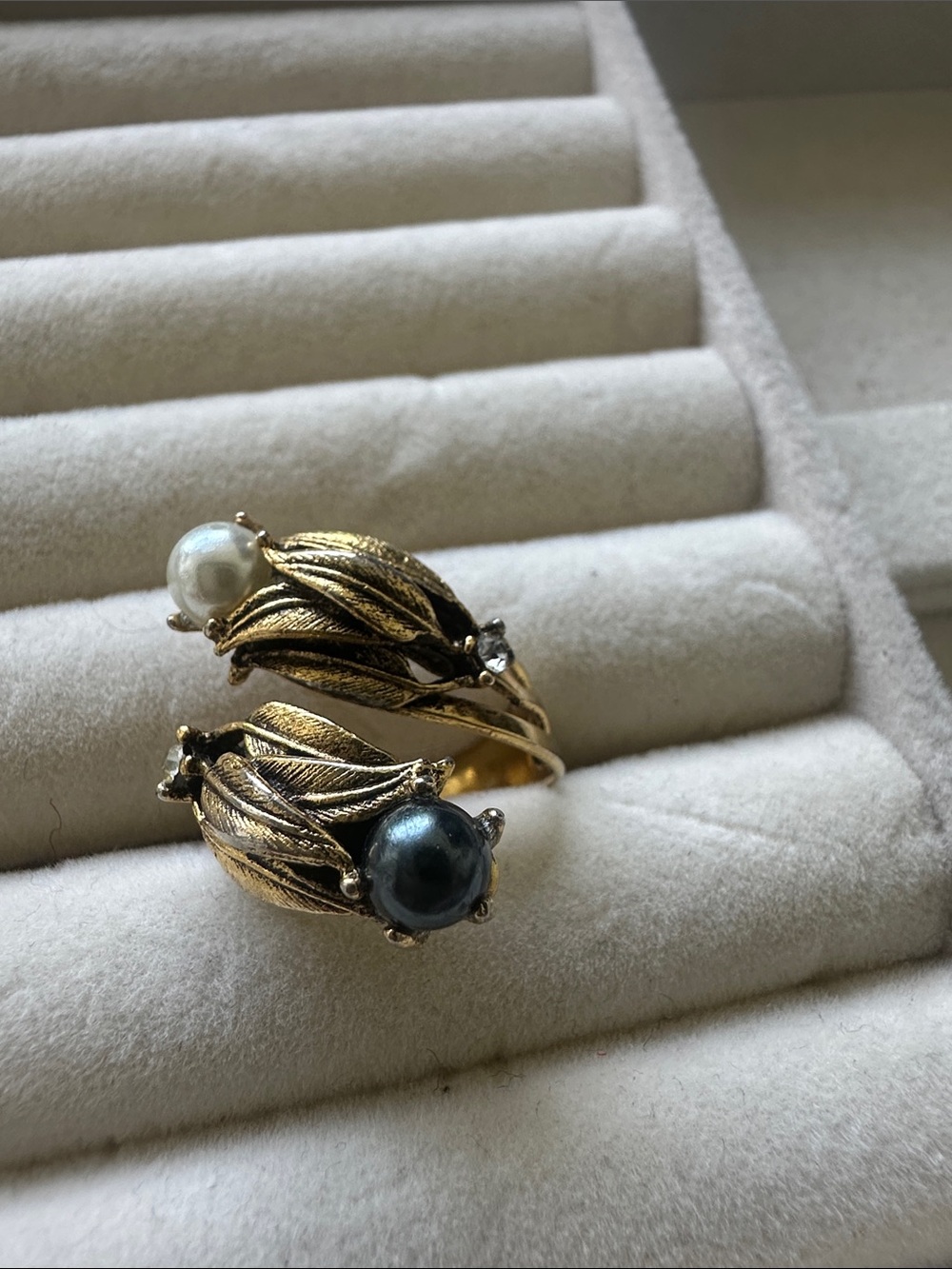 Vintage Gold Leaf Pearl Split-Design Ring with Black and White Pearls